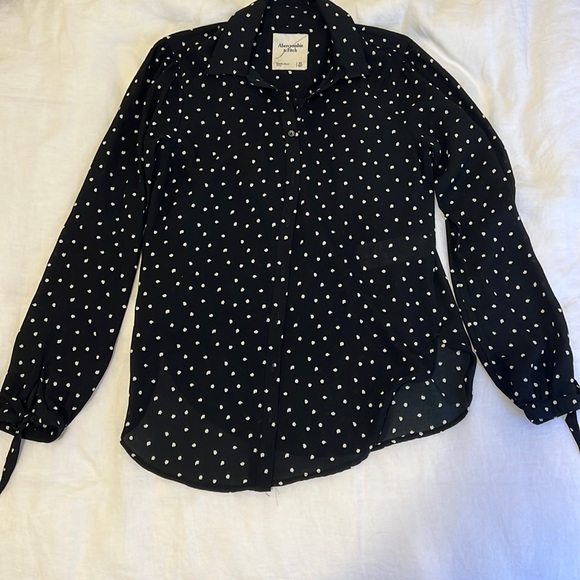 Abercrombie & Fitch Tops - Abercrombie button up polka dot blouse